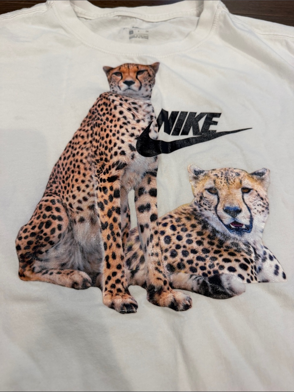 Nike Oversized White Cheetah Print T-Shirt Size Small - C1 - Picture 3 of 7